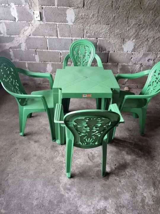 Conjunto de Mesa e Cadeiras novos 