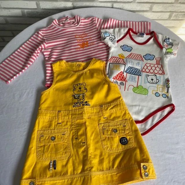 Kit 3 Peças Chicco Vestido Amarelo + Body Listrado Rosa e Branco Desenhado Tamanho 9 Meses