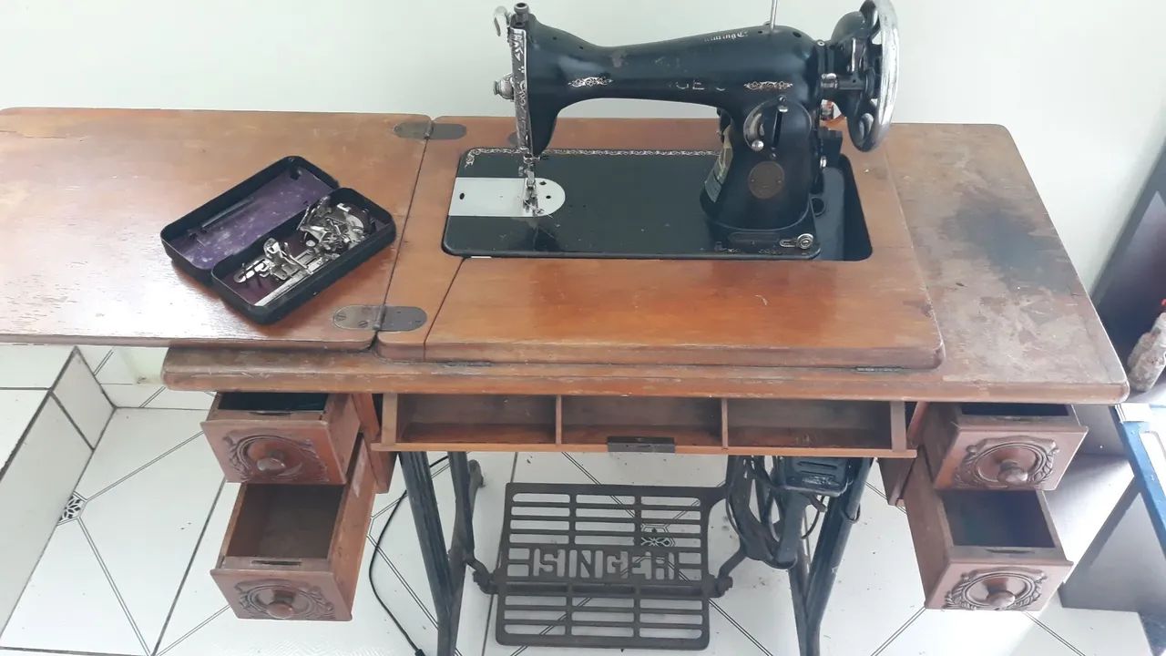 Máquina de Costura Antiga com Mesa de Madeira - Foto 2