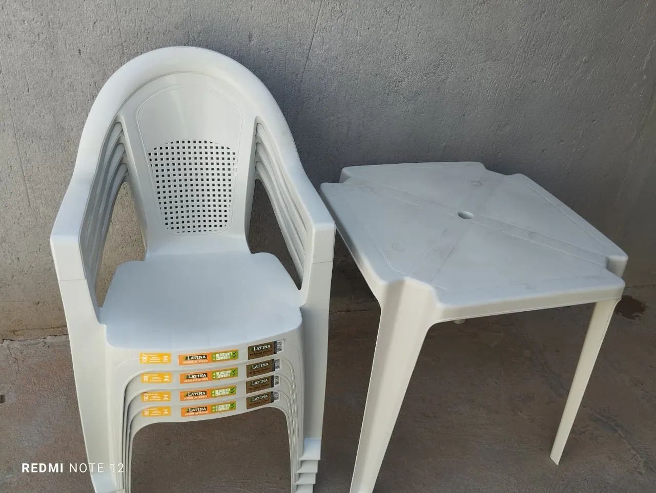 Conjunto de mesa e cadeiras de plástico