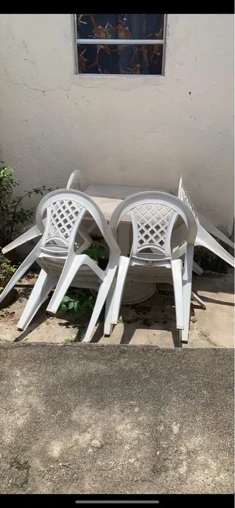 Conjunto de Mesa e cadeiras de plástico para área externa