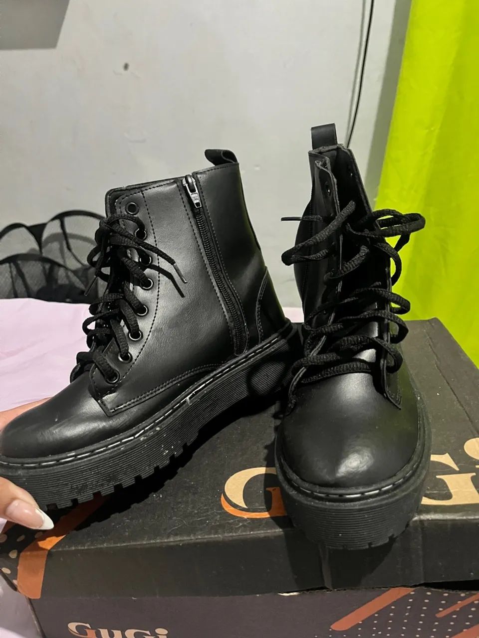 Botas Femininas de Couro Preto - Foto 2