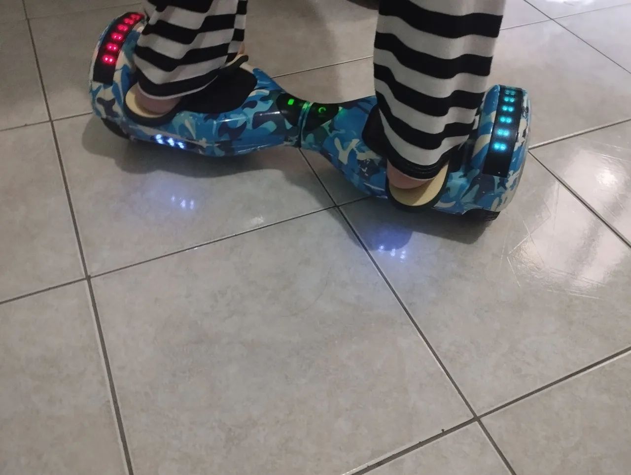Hoverboard com Luzes LEDe bluetooth  - Foto 2
