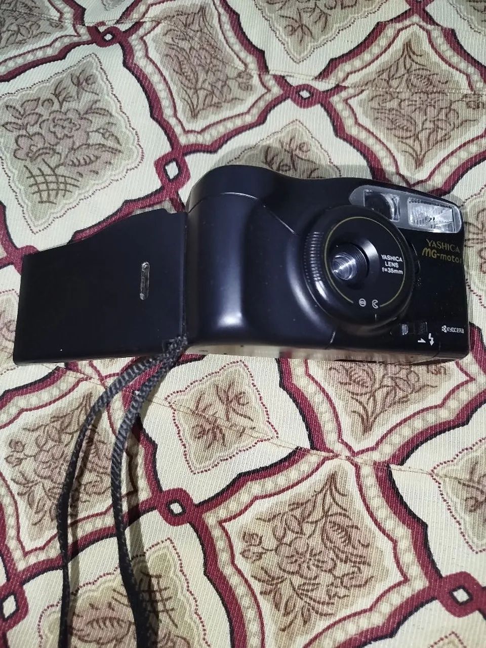 câmera Yashica MG-motor é um modelo analógico compacto e automático.