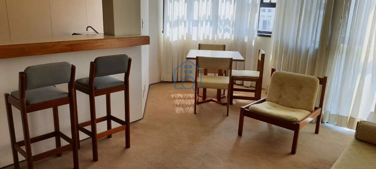 Apartamento com 1 dormitório, closet e serviço flat