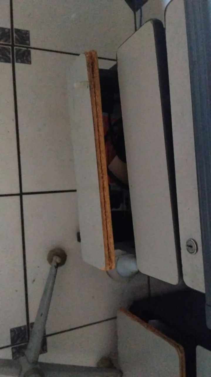 Mesa de escritório com gavetas - Foto 2