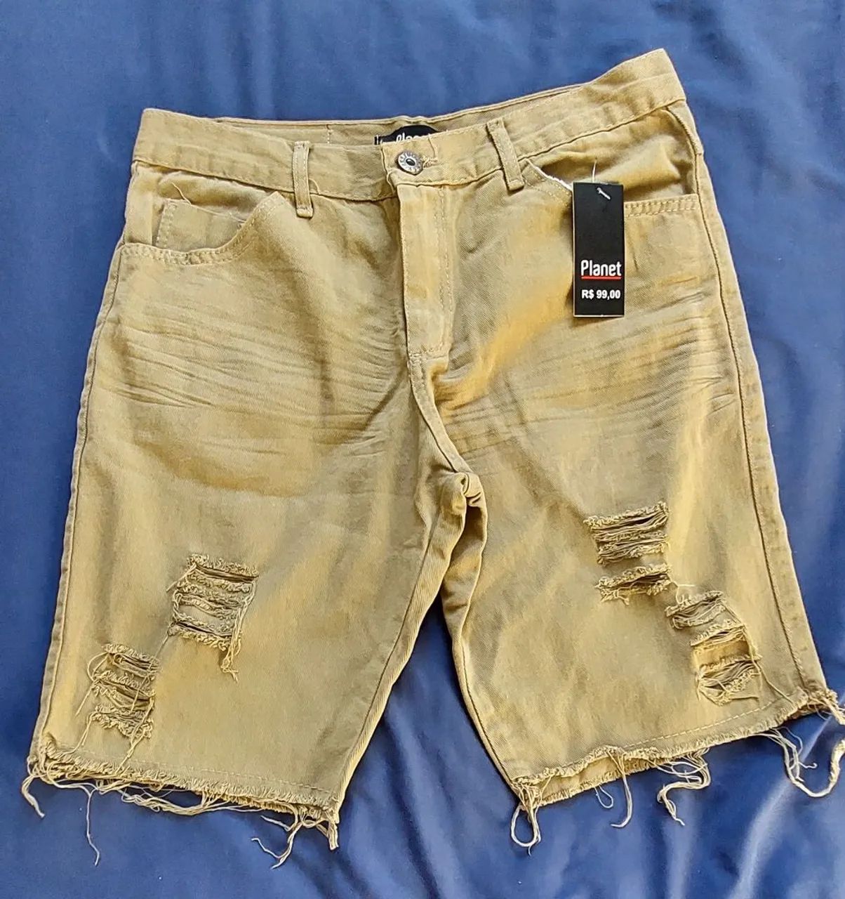 Bermuda jeans com rasgos 