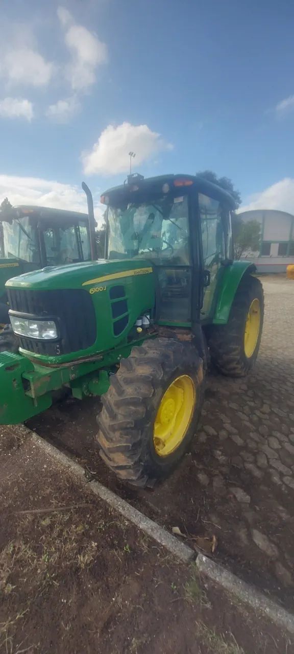 trator agricola cabinado marca john deere modelo 6100j ano 2022 