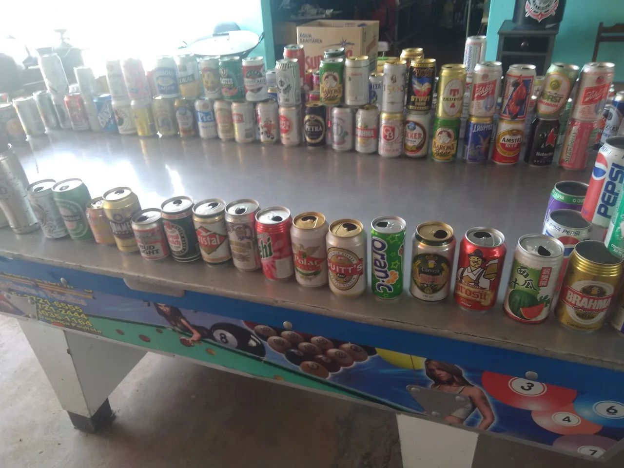 Várias latas de cerveja e refrigerante de várias. Parte do mundo 154