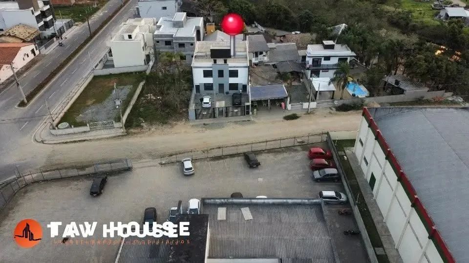 Apartamento no segundo piso com churrasqueira e porcelanato, próximo à praia do Grant - Foto 2