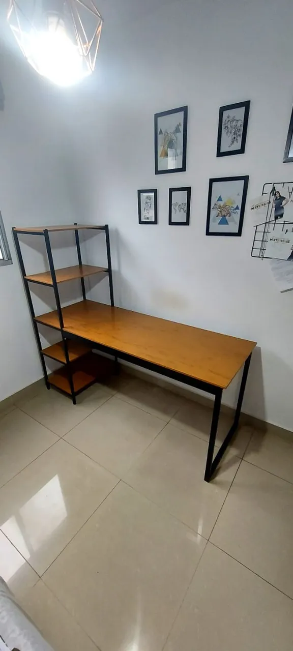 Escrivaninha com prateleira