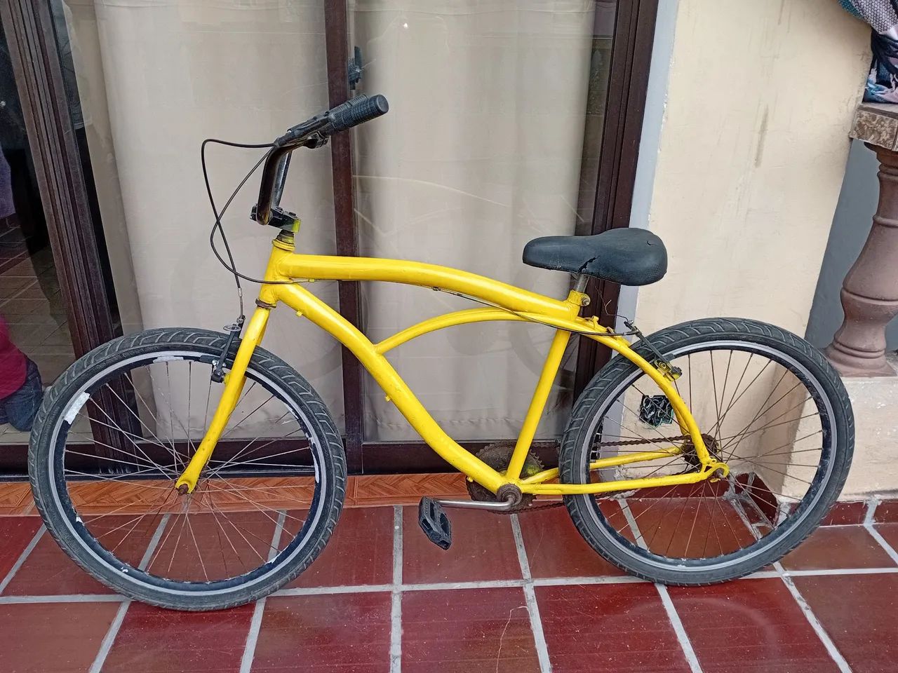 Bicicleta amarela em ótimo estado