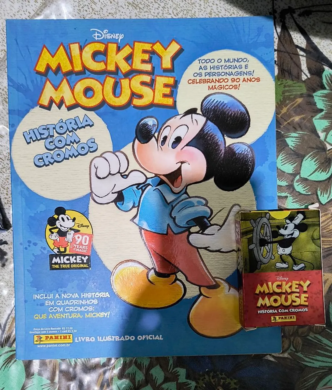 Livro Ilustrado Oficial Mickey Mouse com Cromos completo colado + cards
