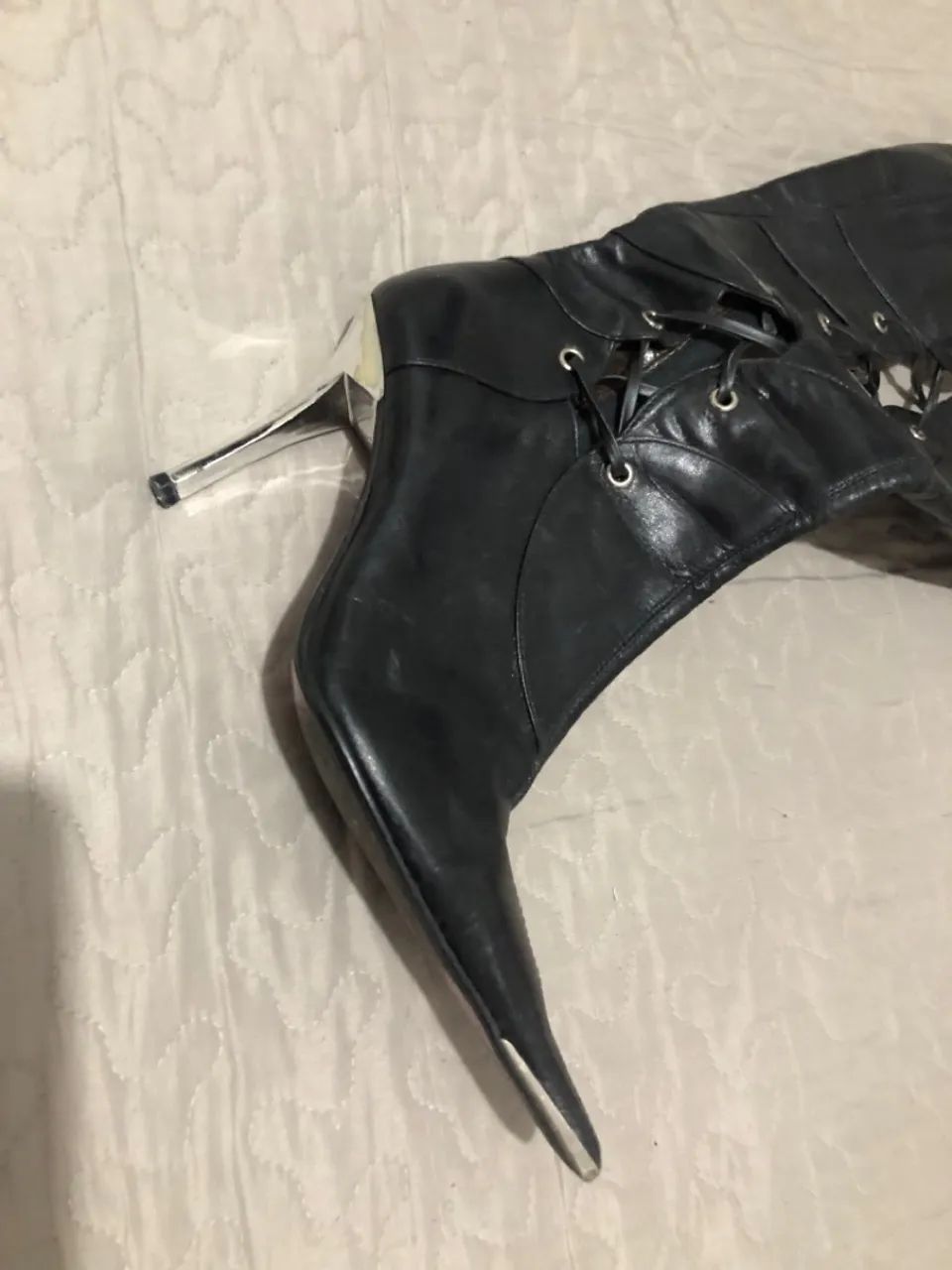 Botas de cano alto pretas com cadarços - Foto 5