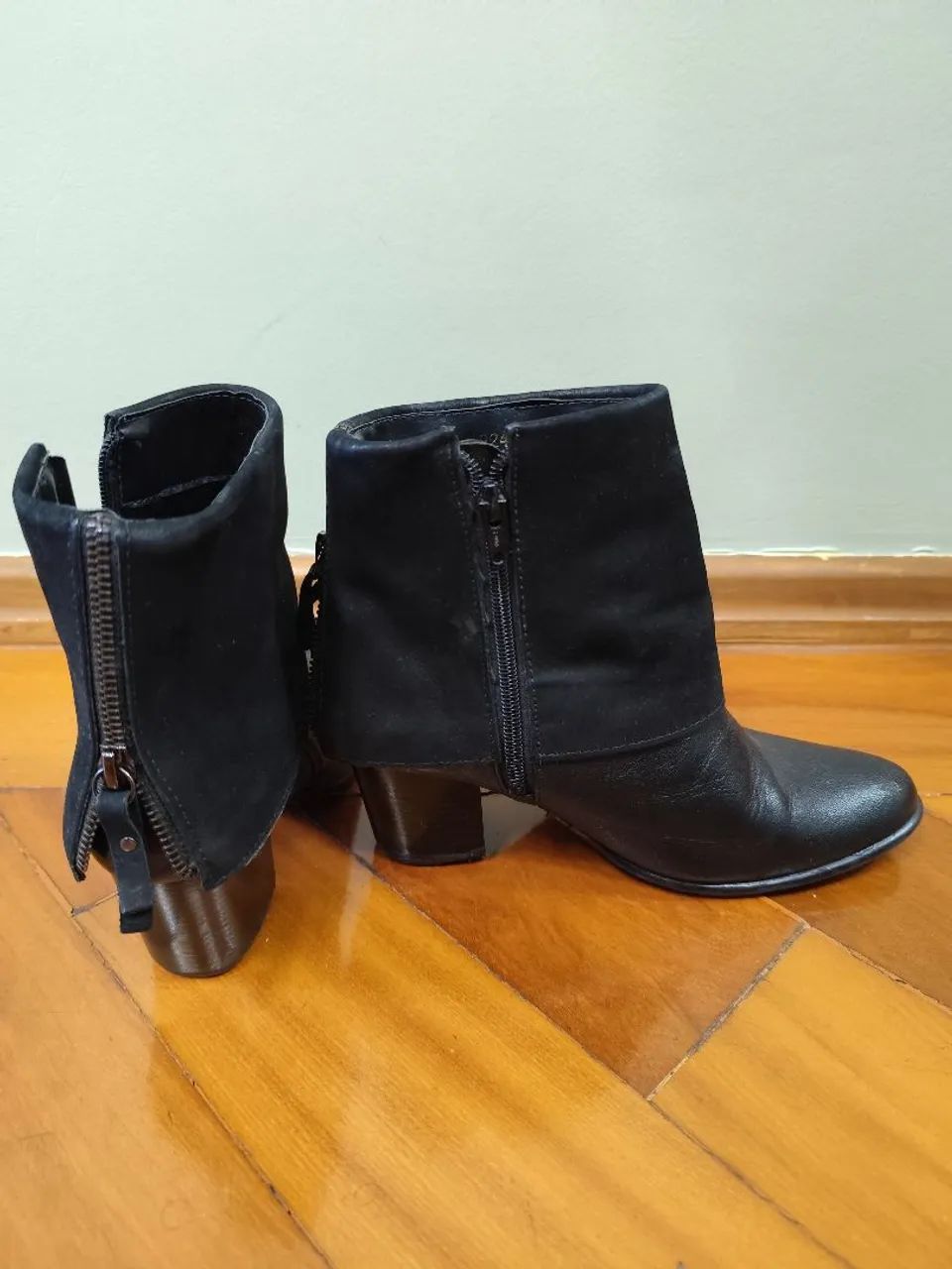 Botas Femininas de Couro Preto - Foto 2