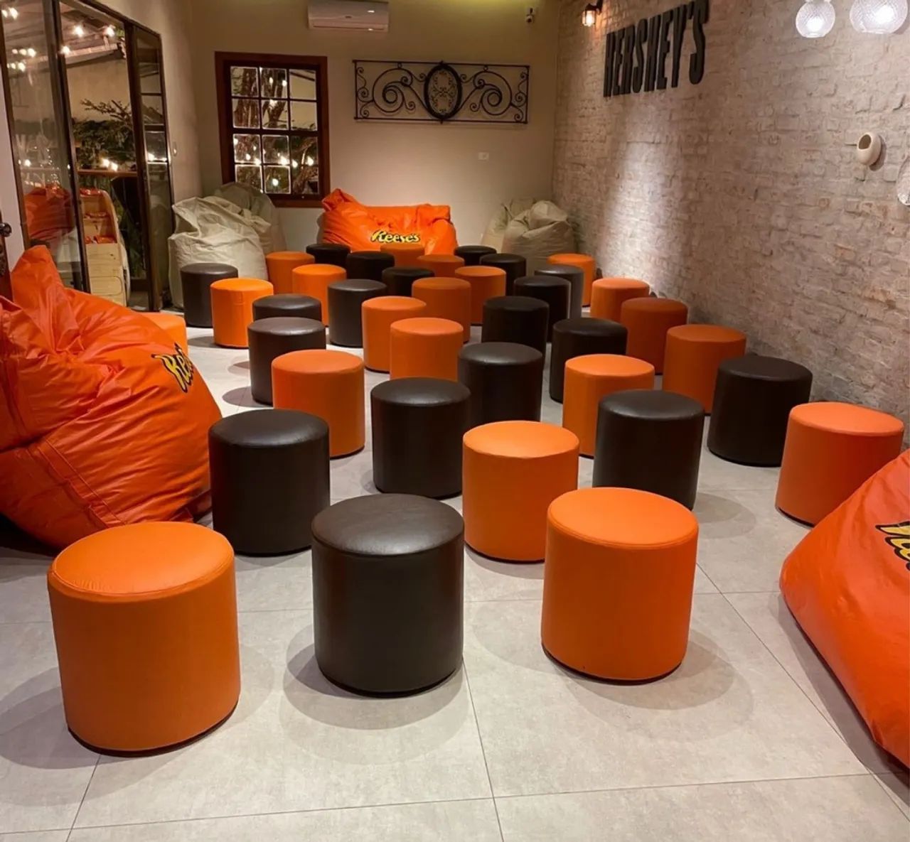 Puff Redondo Preto e Laranja