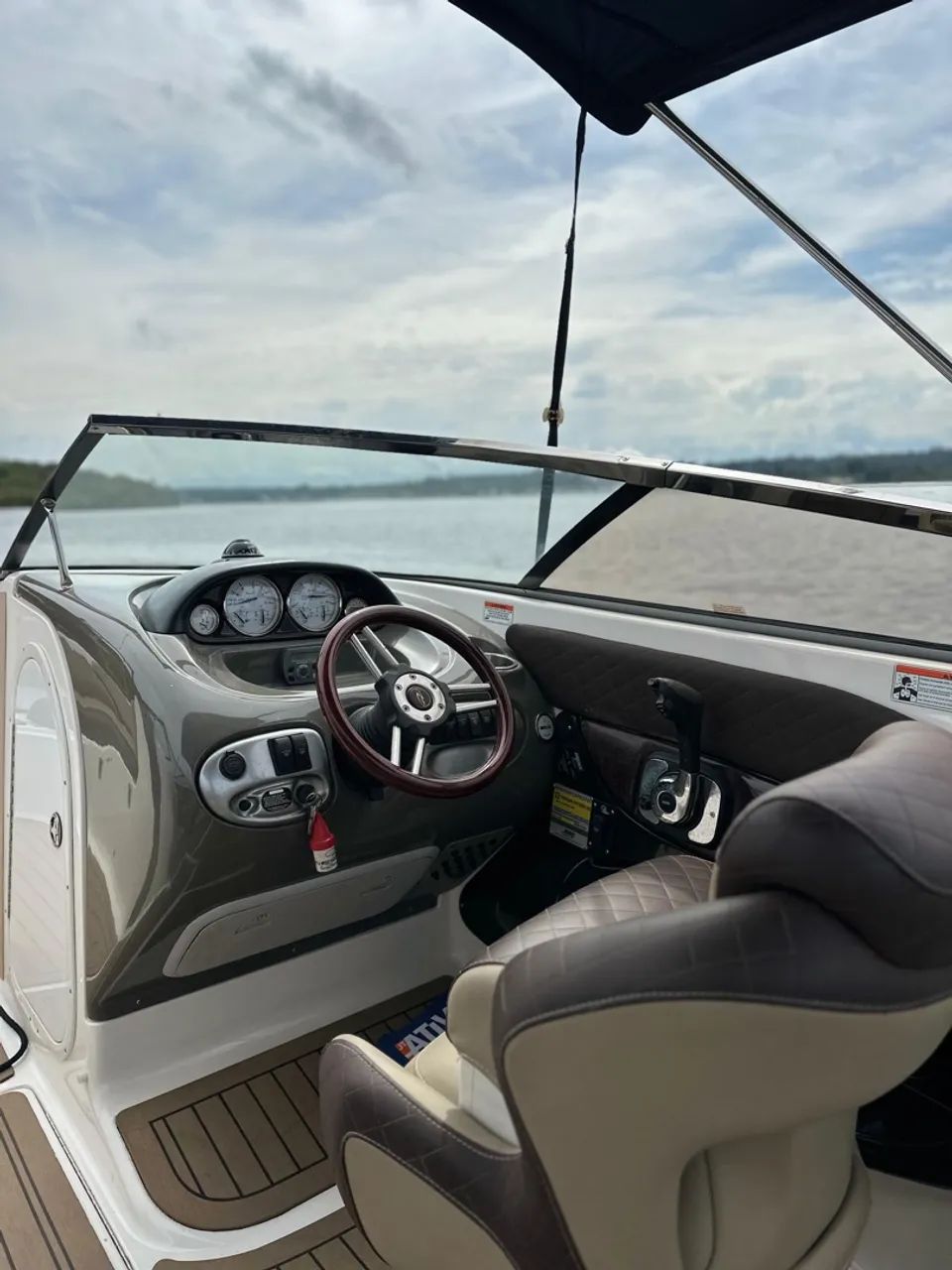 LANCHA EAGLE 24 pés (Azul e Branca) - Design Elegante e Conforto EM EXCELENTE ESTADO.  - Foto 3