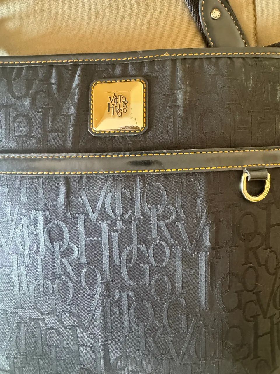 Bolsa Victor Hugo Transversal Preta - Original e em Ótimo Estado - Foto 4