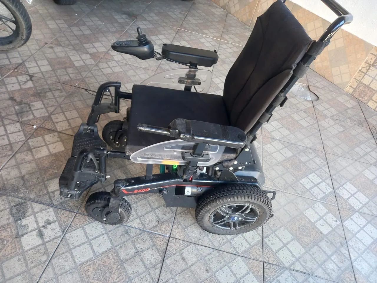 Cadeira de rodas motorizada B400