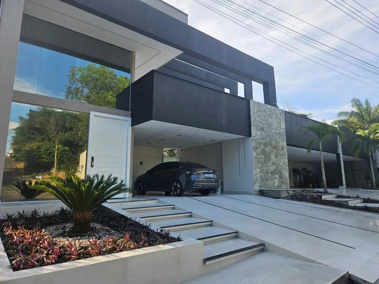Casa Tríplex em Condomínio Fechado de 650m² | 5 Dormitórios | Campo de Futebol | 11 Vagas