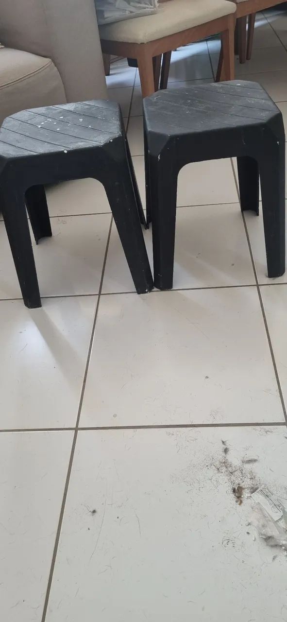 Banco plástico reforçado. 2 unidades