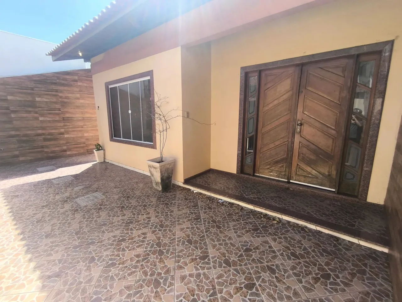 Casa 3 Quartos, sendo 1 Suíte, Armários Planejados, Split na sala e churraqueira.