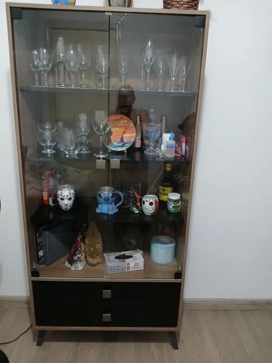 Vitrine de Madeira com 2 Gavetas