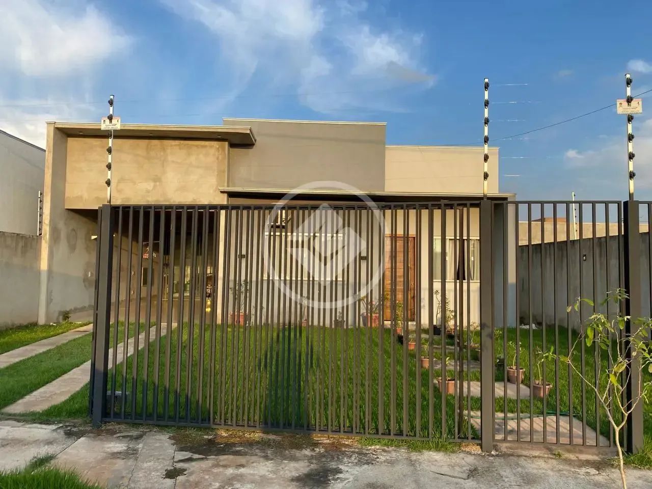 CASA COM 2 QUARTOS 2 BANHEIROS SOCIAIS NO JARDIM BURITIS SINOP-MT R$500.000,00 codigo: 995 - Foto 2