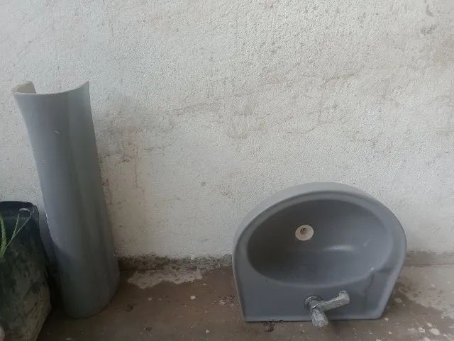 Pia de banheiro com coluna e torneira