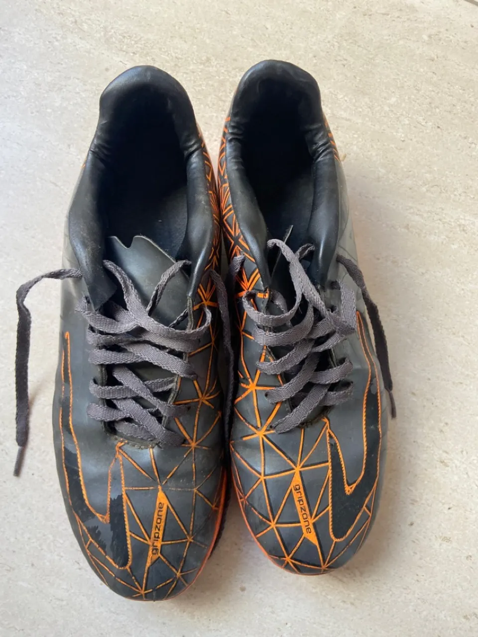 Chuteiras Gripzone - Preto e Laranja