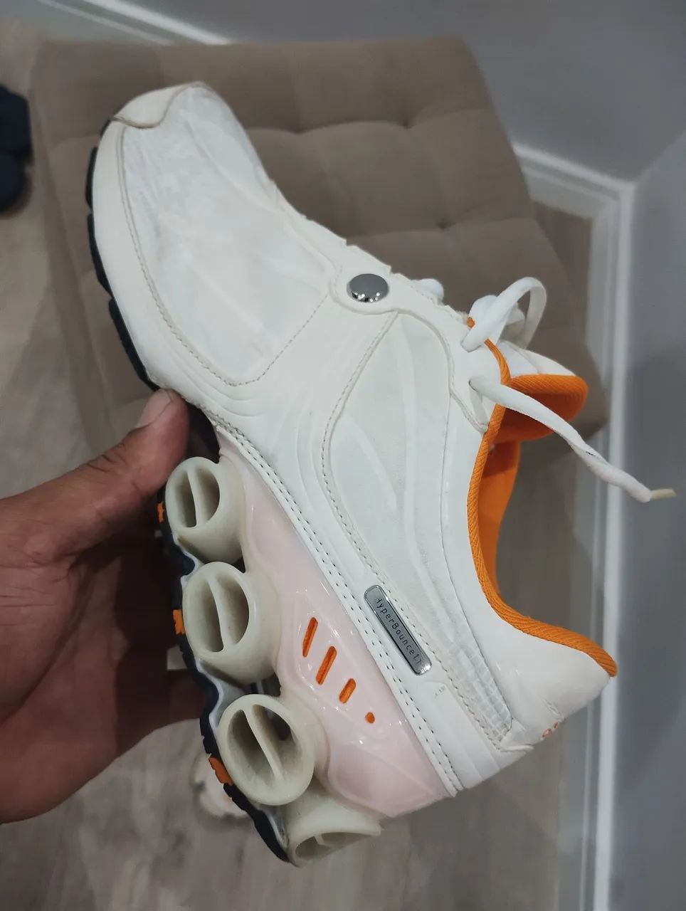 Tênis Adidas Branco com Detalhes Laranja - Foto 2