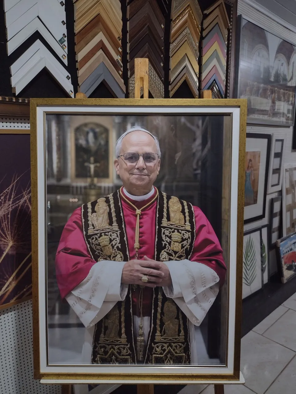 Quadro Decorativo - Retrato Religioso em Moldura Dourada