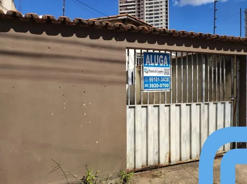 Um barracão com 60 m² no fundo do terreno, situado a Avenida Rui Barbosa. Setor Serrinha.