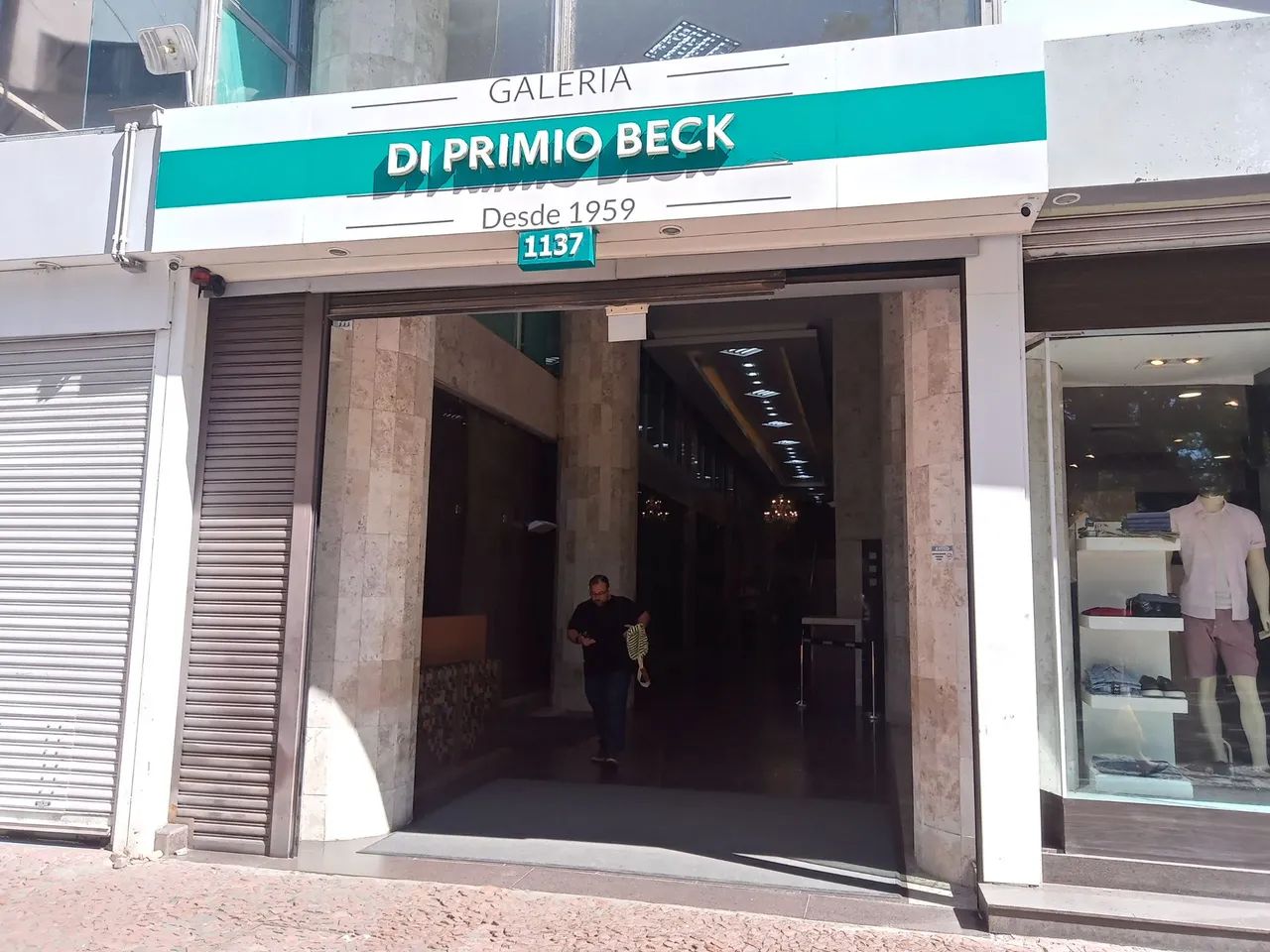 Sala de frente com sacadao, entrada na Galeria Di Primio Beck, frente praça da  alfândega 