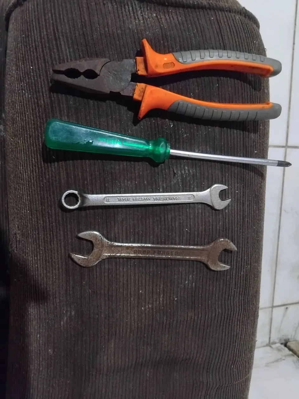 Kit de Ferramentas Essenciais - Alicate, Chaves e Chave de Fenda