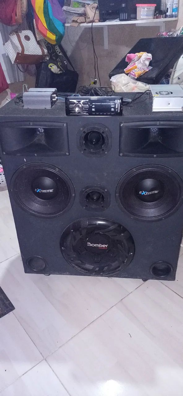 Caixa de som completa com subwoofer Bomber e componentes Extreme
