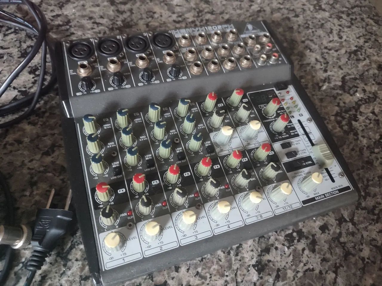 Mesa de Som Behringer Xenyx 1202FX com Efeitos