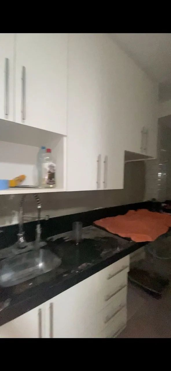 Armário de cozinha branco  com balcão 
