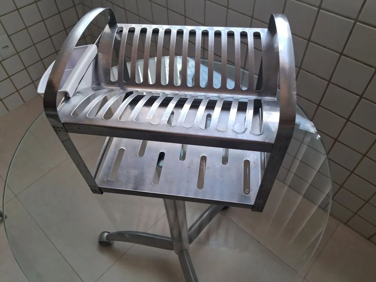 Escorredor de louças em aço inox Brinox com porta talheres e dois andares.