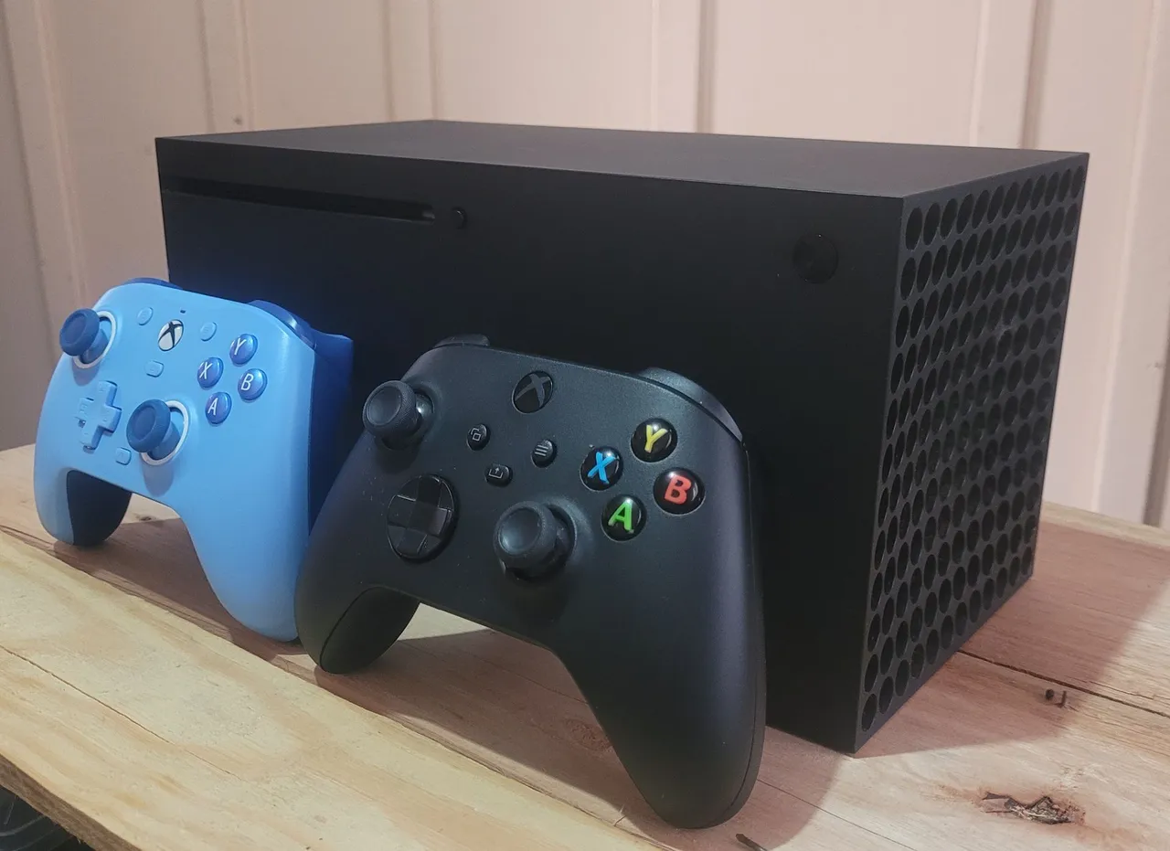 Xbox Series X com 2 Controles