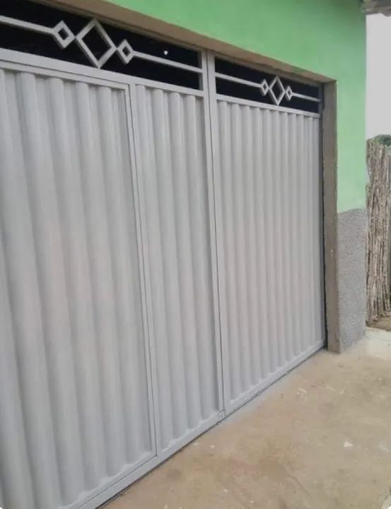 Portão de ferro com detalhes em branco