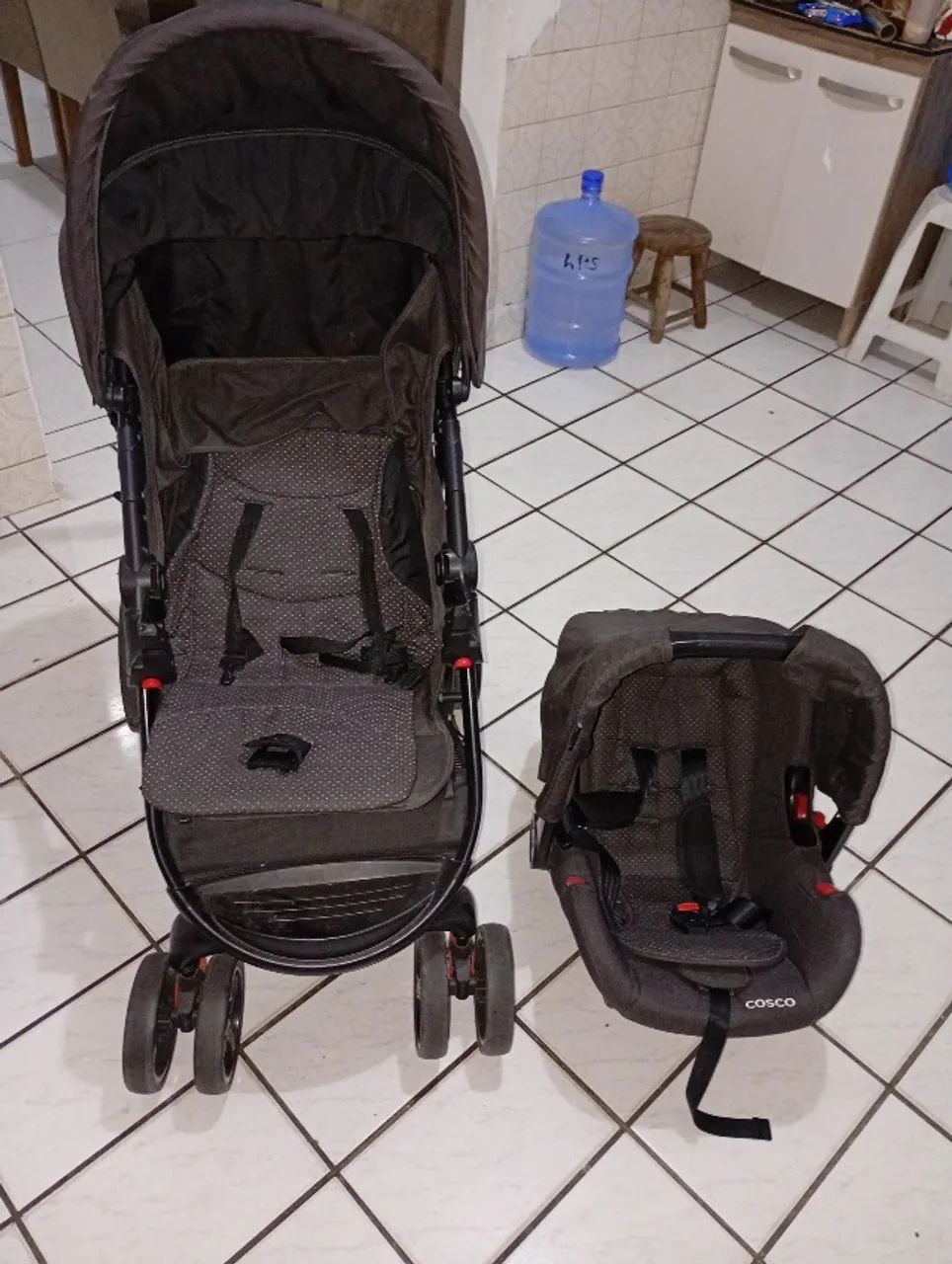 Vendo carrinho e bebê conforto 