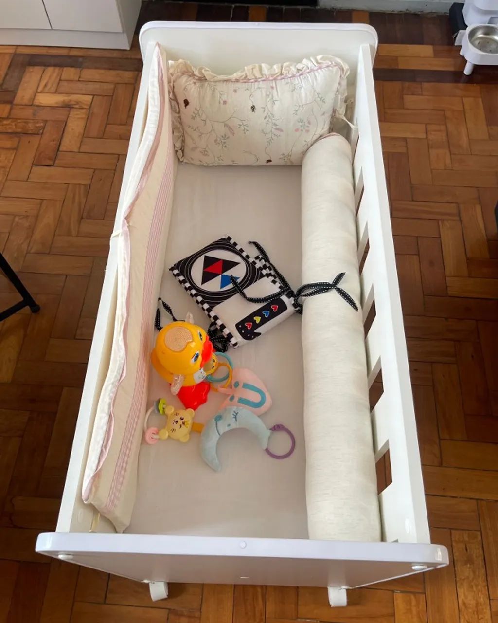 MINI BERÇO BRANCO COM RODINHAS - Foto 4