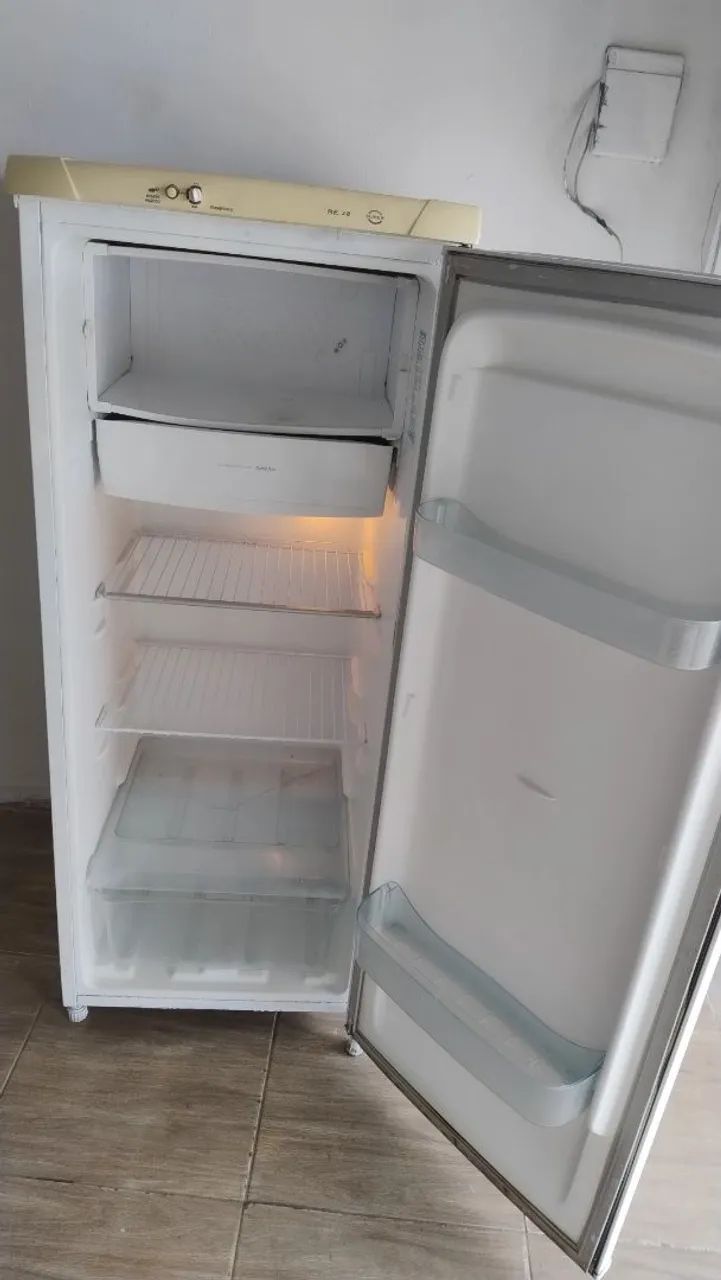 Geladeira Eletrolux Pequena Funcionando Perfeitamente só não tem a portinha do freezer 499 - Foto 2