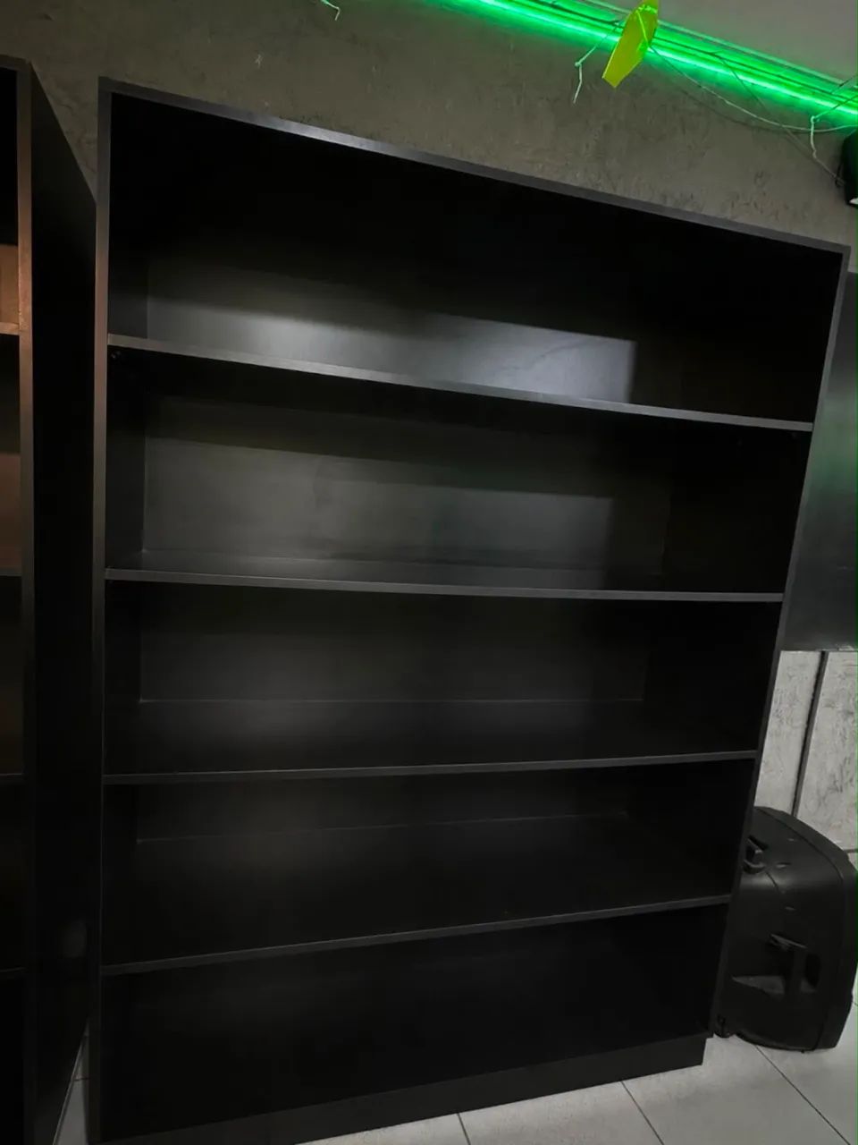Estante expositora em MDF preto 