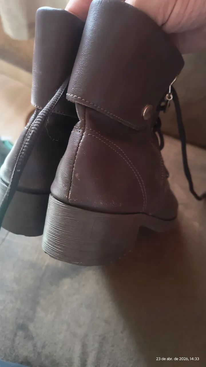 Bota de Couro com zíper número 35 - Foto 4