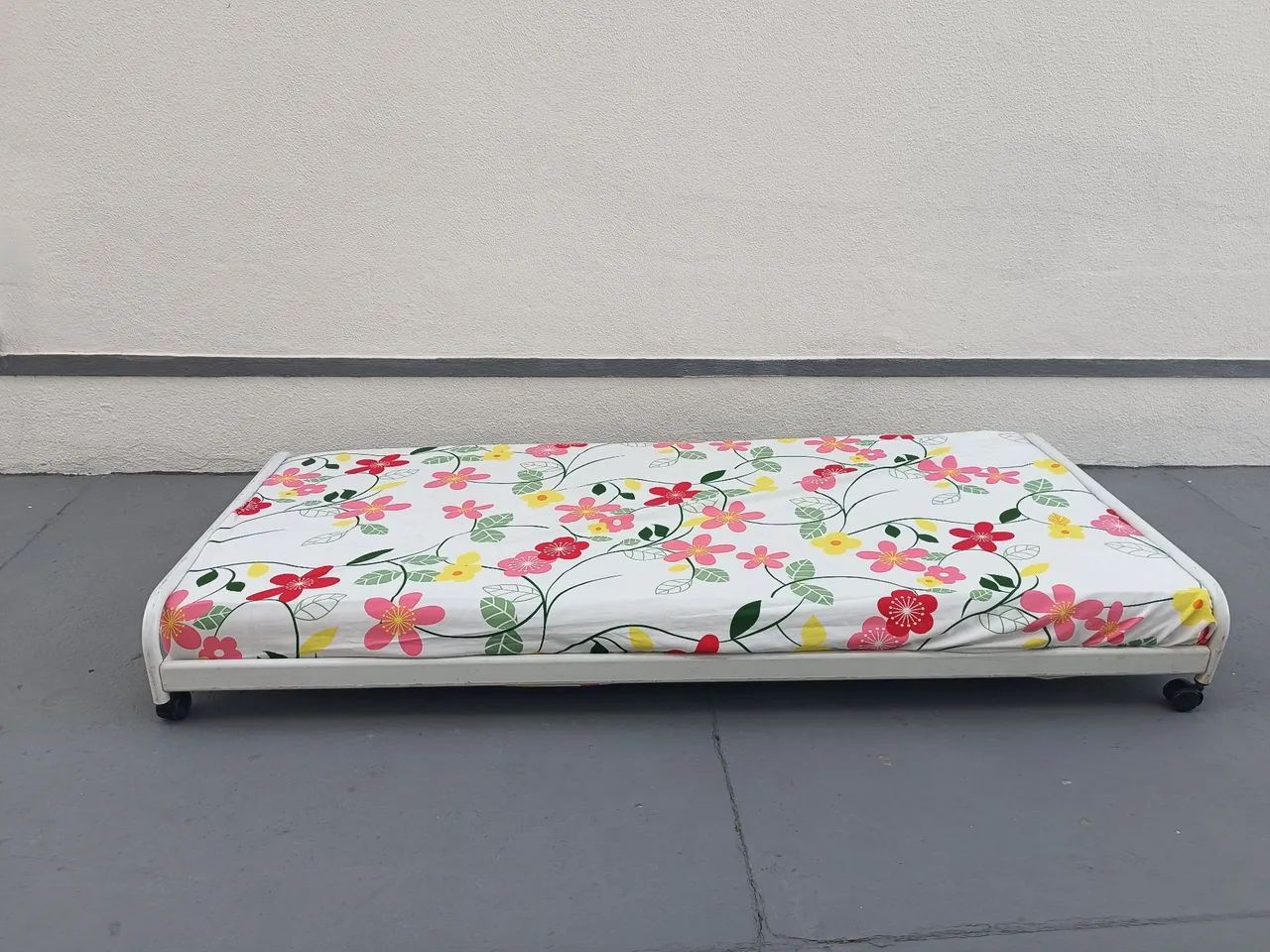 Cama baixa de ferro, de solteiro com colchão - Foto 2