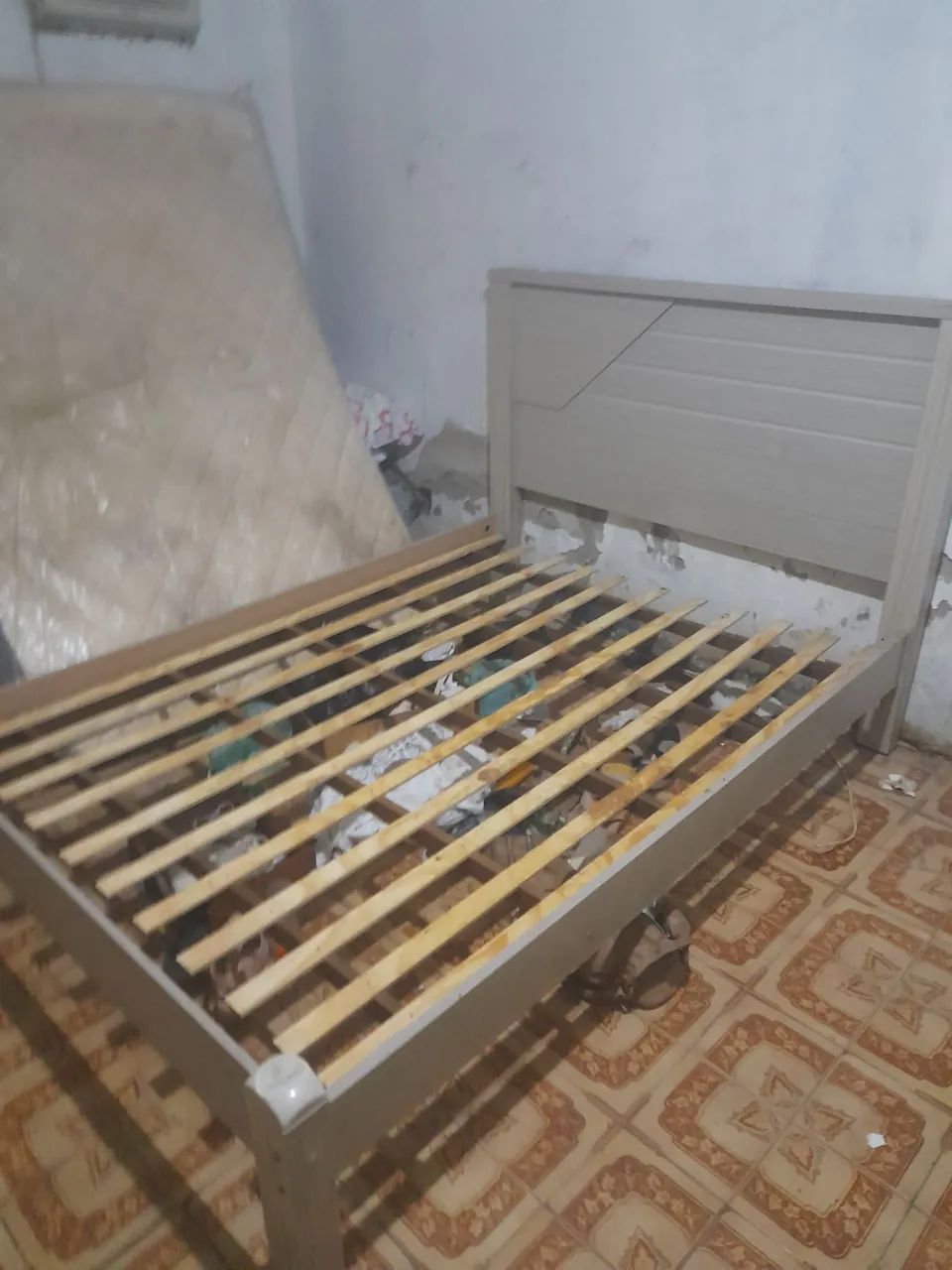 Cama de casal c/colchão plastificado.  - Foto 3