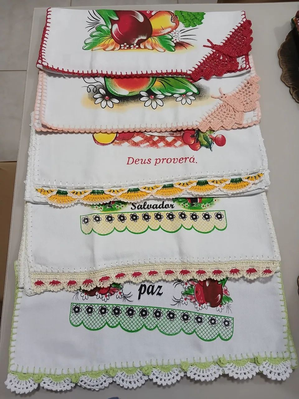 Panos de prato com bico de crochê - feito à mão - Foto 4