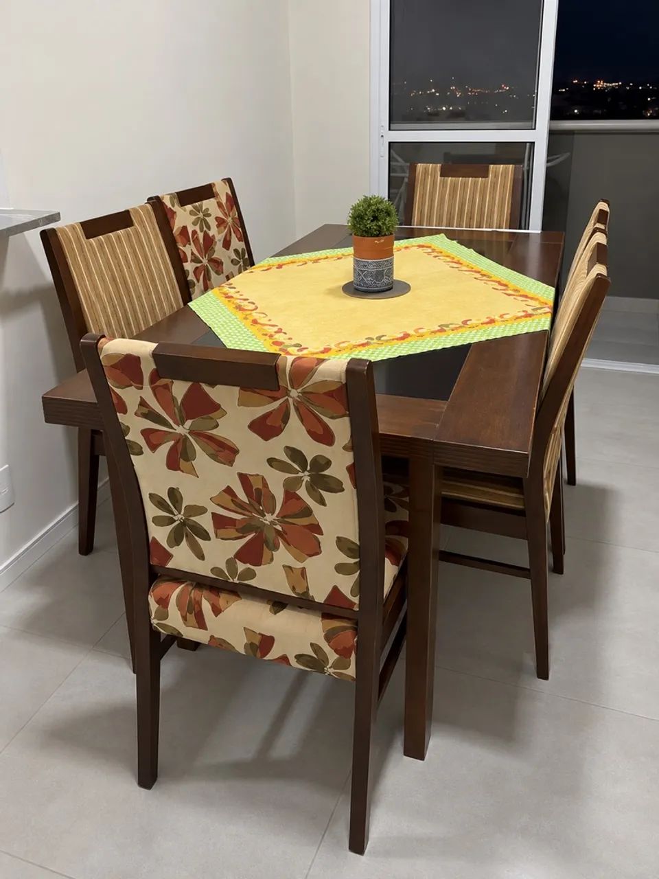     Conjunto Mesa de Jantar + 6 Cadeiras